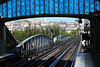 Vue depuis la station Bir-Hakeim à Paris .
