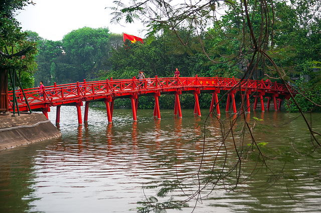 Huc bridge at Càu Thé Húc lake