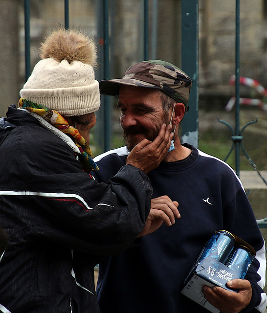 J'ai été très touché par la tendresse de cette SDF envers son compagnon d'infortune .