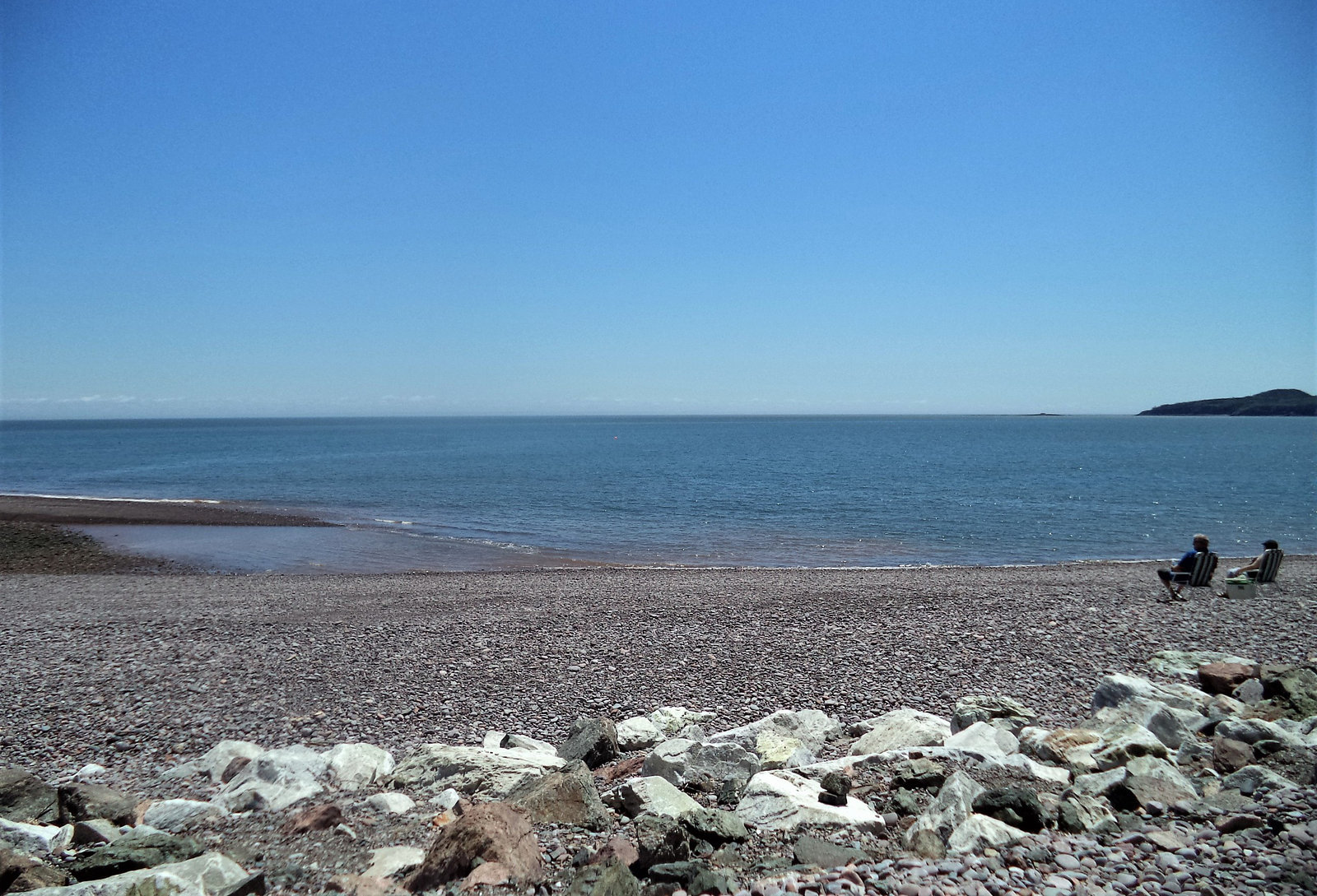 Vieux couple à la plage rocheuse (2)