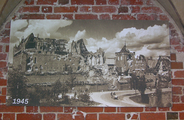 Marienburg (größte Nordeuropas) nach der Zerstörun