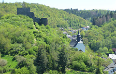 DE - Virneburg - Blick auf Burg und Kapelle