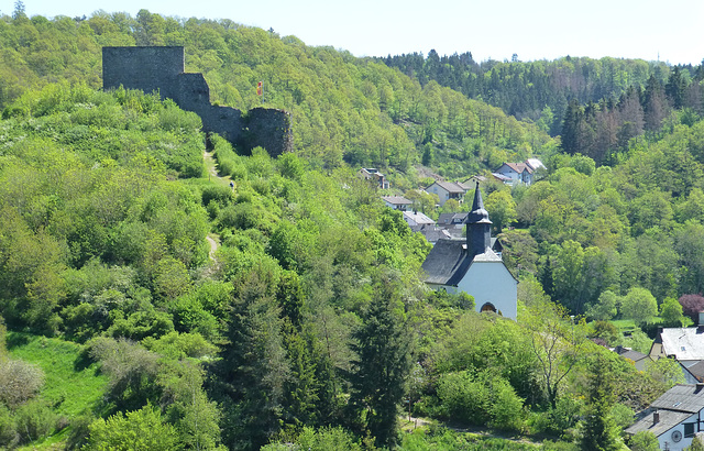 DE - Virneburg - Blick auf Burg und Kapelle