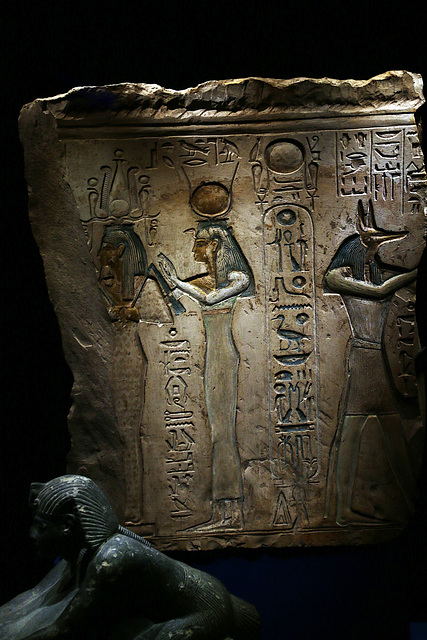 Relief orné de cartouches des dieux Anubis , Isis , Osiris et Ramsès II .