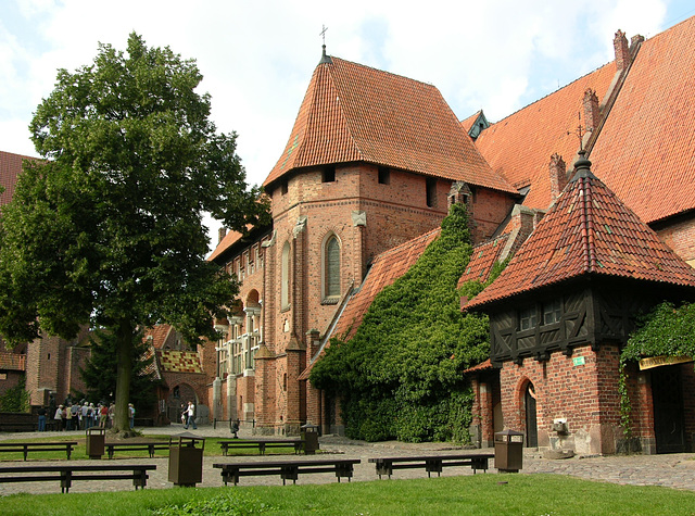 Marienburg, Innenhof, Bernstein-Dach beim Durchgang.