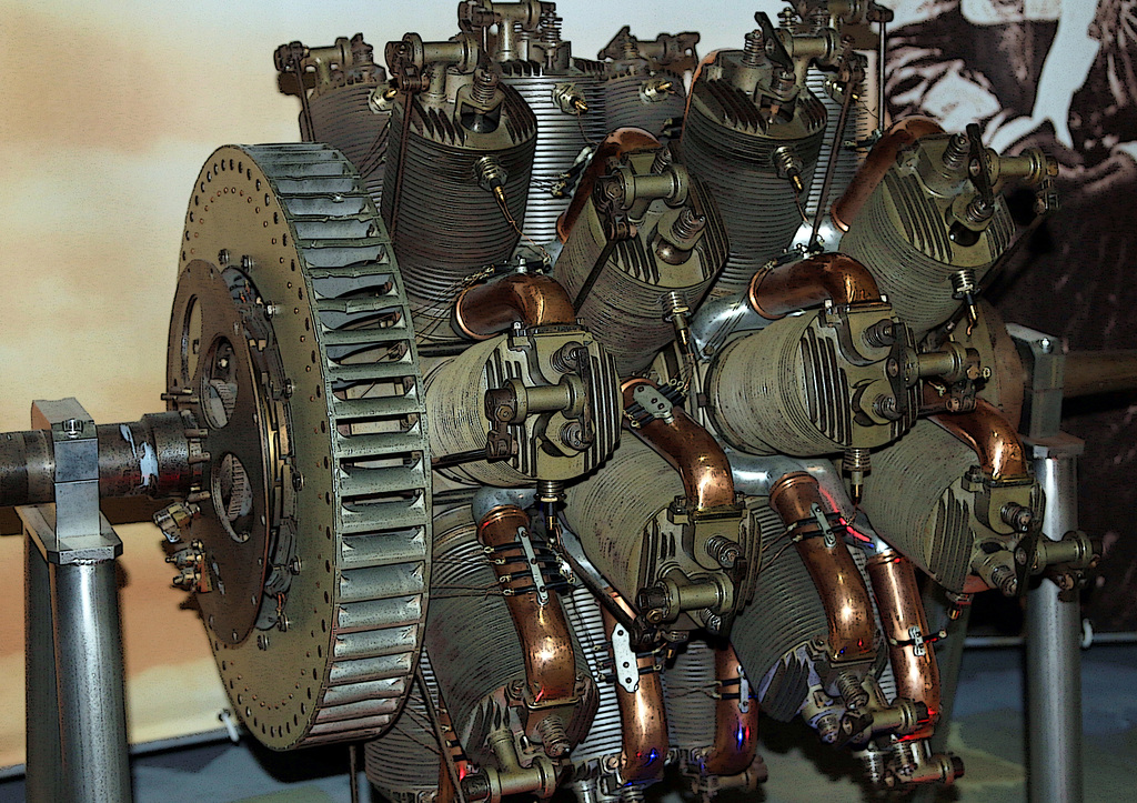 Moteur d'avion " Le Rhône " ( 1918 ) , 28 cylindres ( 4 rangées de 7 cylindres )