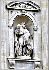 Statue de Charlemagne sur la façade du palais de justice de Boulogne sur Mer