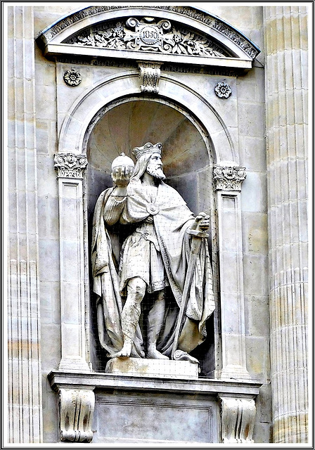 Statue de Charlemagne sur la façade du palais de justice de Boulogne sur Mer