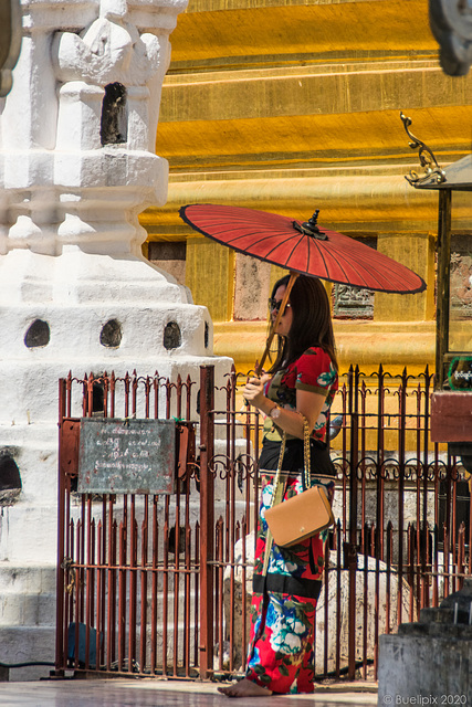 Besucher der Shwezigon-Pagode, Bagan (© Buelipix)