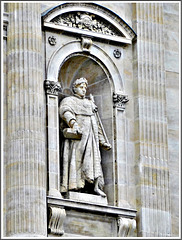 Statue de Napoléon sur la façade du palais de justice de  Boulogne sur Mer