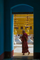 Besucher der Shwezigon-Pagode, Bagan (© Buelipix)