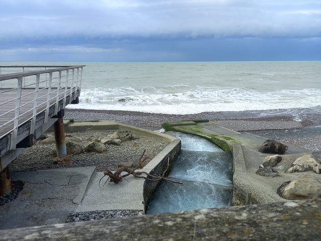 L'embouchure de la Veules , plus petit fleuve de France (76) , à Veules les Roses .