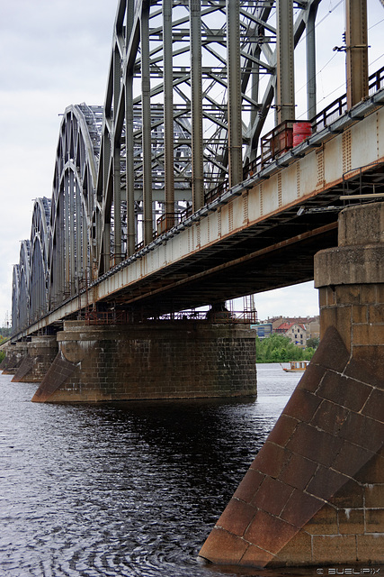 Eisenbahnbrücke über die Daugava (© Buelipix)
