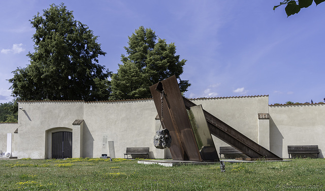 im Garten des Klosters St. Agnes: Skulptur 'Šikmý průřez šikmou osou' / 'Skulptur Schräger Querschnitt mit schräger Achse' von Aleš Veselý (© Buelipix)