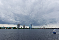 Blick über die Daugava (Düna) zur Vanšu-Brücke, Riga (© Buelipix)
