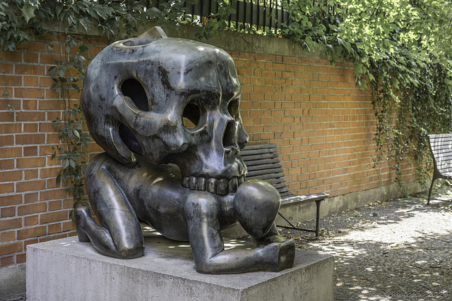 Skulptur 'Podobenství s lebkou' (Gleichnis mit dem Totenkopf) von Jaroslav Róna ... P.i.P. (© Buelipix)