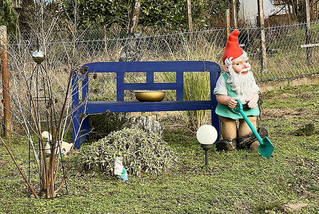 Eine Bank für den Gartenzwerg