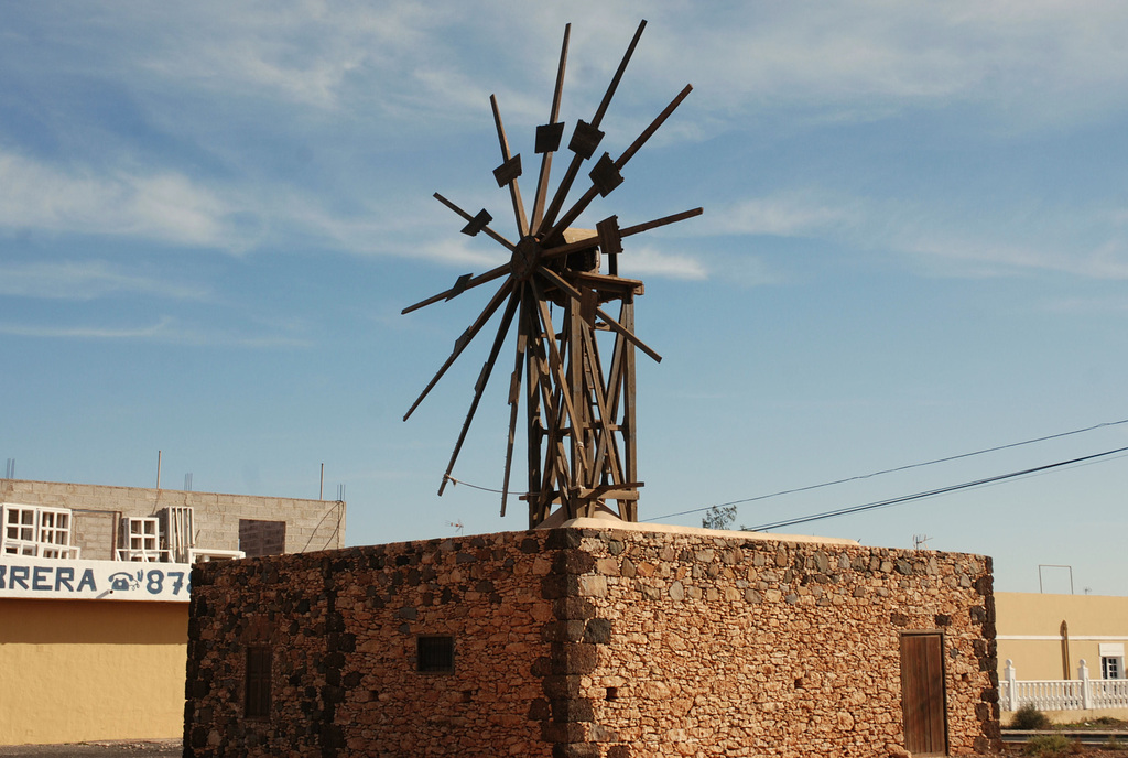 Zisterne und Windmühle in Valles de Ortega