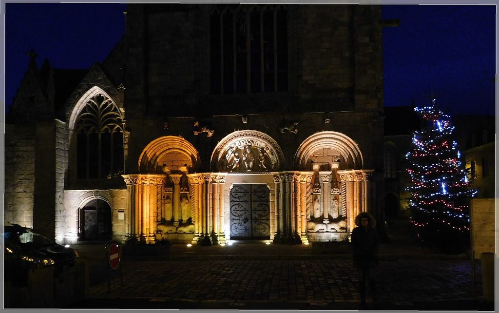 De nuit, la Basilique Saint Sauveur à Dinan (22)