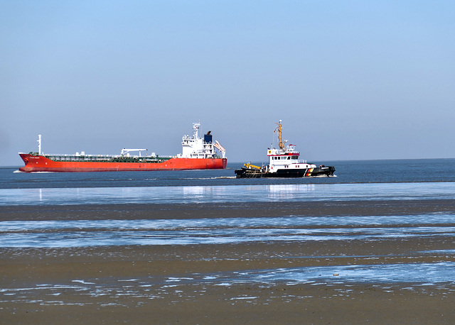 Schlepper überholt Tanker auf der Elbe