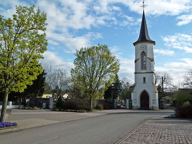 Kirchturmfassade als verbliebener Rest der alten St.-Alfons-Kirche in Vogelgrun