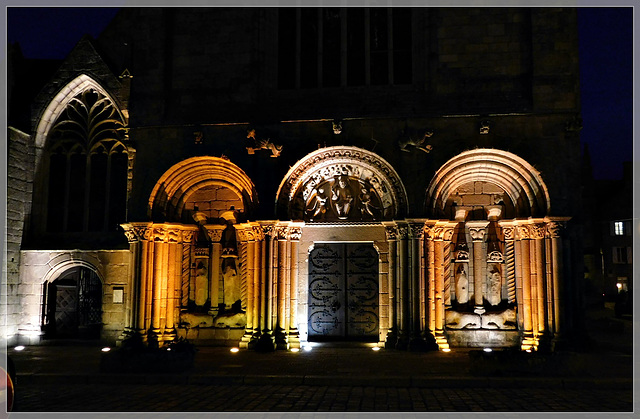 De nuit, la Basilique Saint Sauveur à Dinan (22)