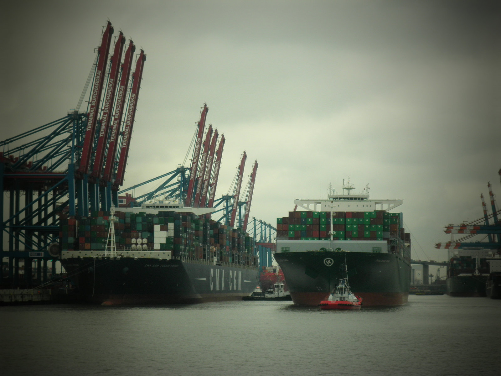 schöne Perspektive in den Waltershofer Hafen