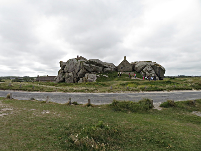 MENEHAM la fameuse maison entre les rochers 2/4