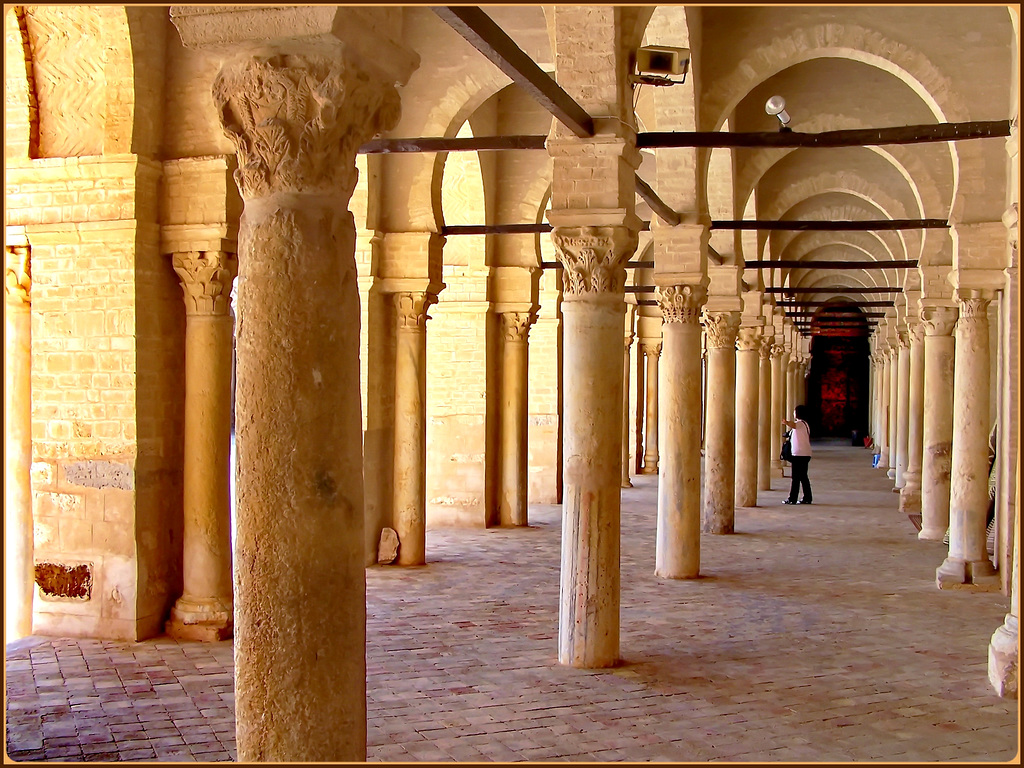 Kairouan: visione prospettica del triplo colonnato della grande moskea