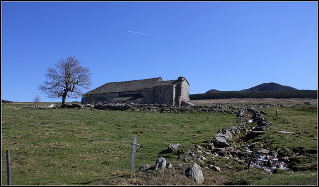 Paysage et ancienne ferme bien restaurée