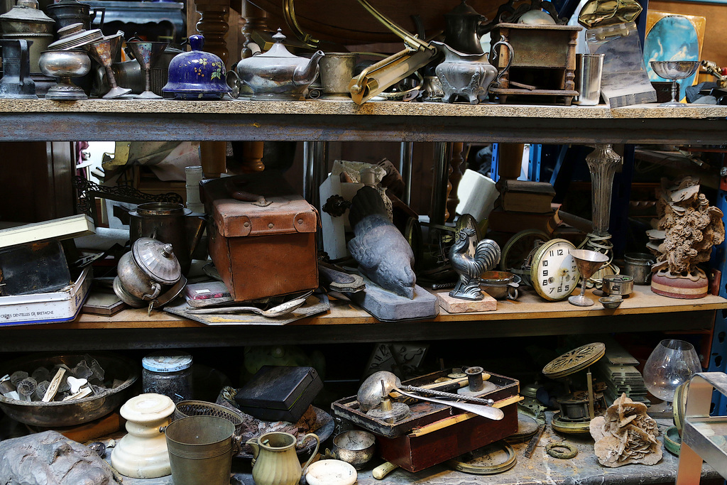 Aux Puces de St-Ouen , un monceau d'objets hétéroclites pour les chineurs dont je fais partie .