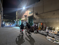 Conversation en vélos sous les rayons d'un lampadaire.