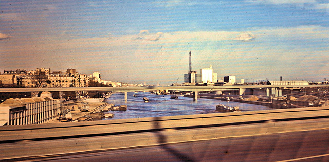 Paris (75) Novembre 1971. Depuis le périphérique sud. (Diapositive numérisée).