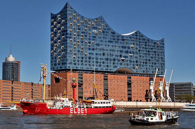Das Feuerschiff "Elbe 1" aus Cuxhaven, vor der Elbphilharmonie (PiP)  - Hamburg
