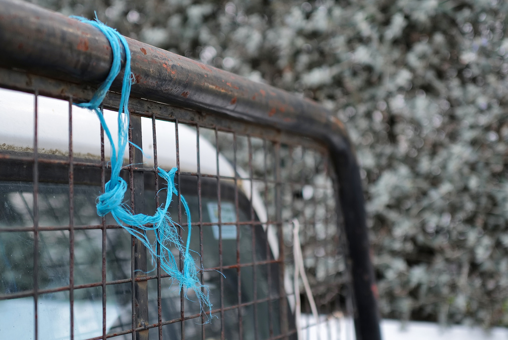 Penedos, Blue rope on rusty grid