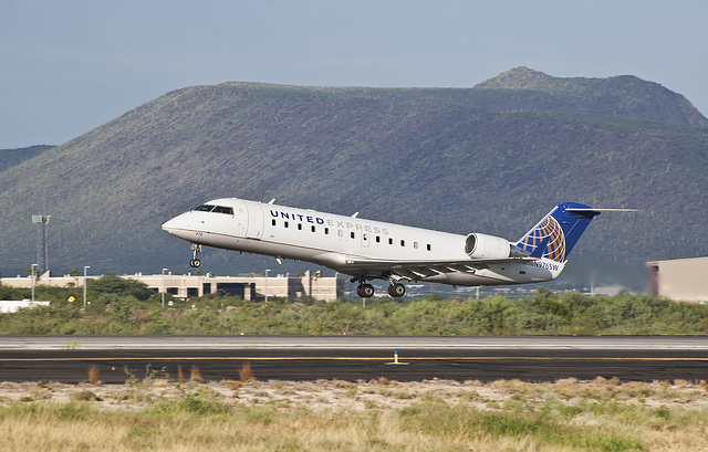 United Airlines Canadair CL-600 N976SW