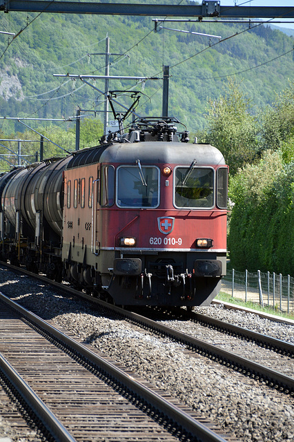 SBB Re6/6  620 010-9 in Bözingen in Richtung Biel-Neuenburg-Lausanne