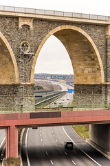 Bundesautobahn A4 unterquert den Bahrebachviadukt. Richtungsfahrbahn Dresden.