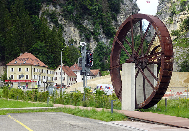 Ein altes Wasserrad aus den Höhlenmühlen von Le Locle