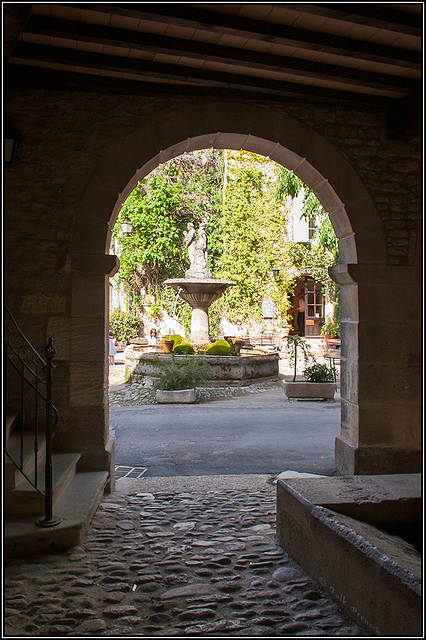 Durchblick zum Place de la Fontaine