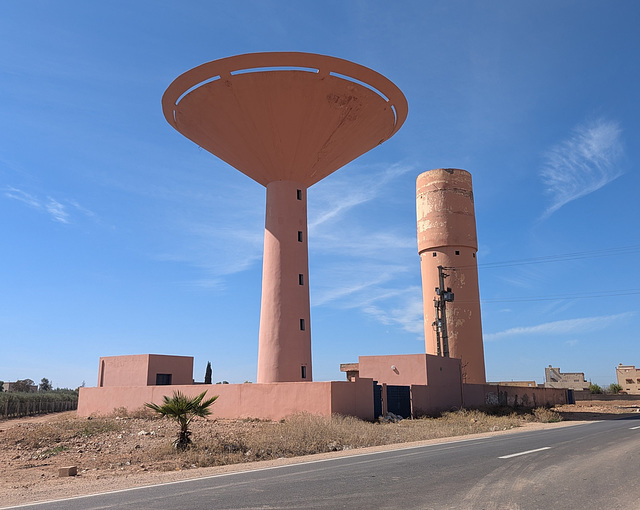 Château d'eau imposant / Majestuous water tower