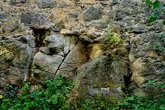 Schlossmauer mit integrierten Findlingen