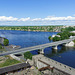 Blick von der Hermann-Festung, Burg Narva  auf die Grenzbrücke über die Narva (© Buelipix)