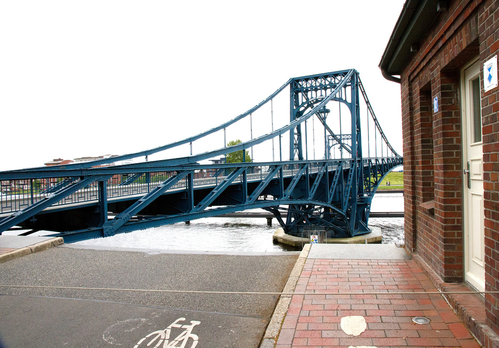 Brücke dreht zurück, Autos können wieder über die Brücke fahren