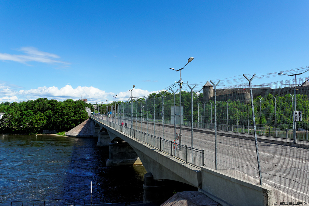 Brücke über die Narva nach/von Russland (© Buelipix)