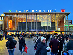 Trubel auf dem Bahnhofsvorplatz und auf Gleis 4/5 (PiP) - Köln