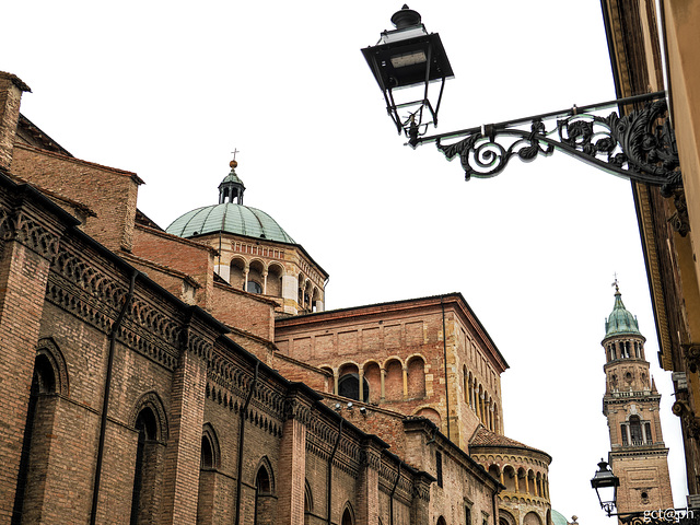 Cattedrale di Santa Maria Assunta e a destra campanile dell’Abbazia di San Giovanni Evangelista alto 75 metri.