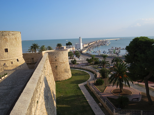 Manfredonia, fort et port.