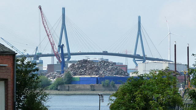 Schrott-Berg und Köhlbrandbrücke