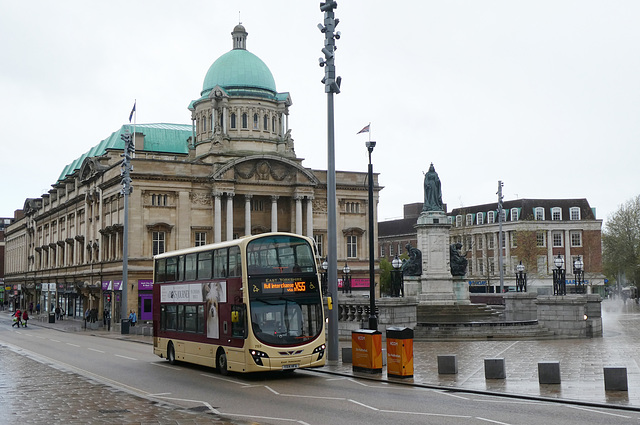 East Yorkshire 783 (YX14 HFA) passing Hull City Hall and the statue of Queen Victoria - 4 May 2019 (P1010644)